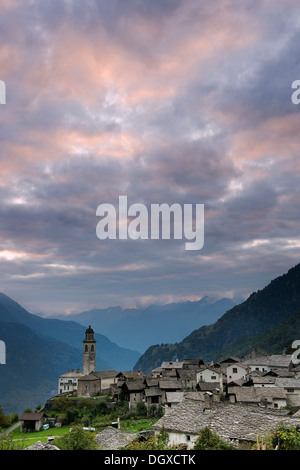 Village de vieilles maisons en pierre au coucher du soleil, Soglio, Bergell, Canton des Grisons, Suisse Banque D'Images