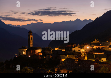 Village de vieilles maisons en pierre au crépuscule, Soglio, Bergell, Canton des Grisons, Suisse Banque D'Images