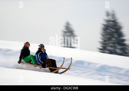 Traîneau corne à pleine vitesse, Gunzesried, Oberallgäu, Bavière, Allemagne Banque D'Images