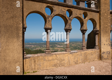 Vue depuis le Palacio da Pena sur la Sierra et l'océan Atlantique, Sintra, Lisbonne, Portugal Banque D'Images