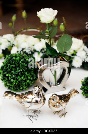 Décoration de table pour un mariage table, white rose en vase en forme de cœur, avec deux oiseaux à l'avant Banque D'Images