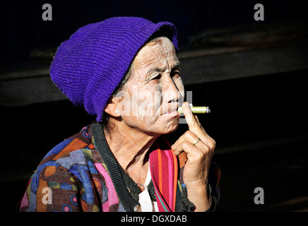 Femme âgée avec thanaka coller sur son visage portant un chapeau et fumer un cigare, Myanmar, Birmanie, Asie du Sud, Asie Banque D'Images