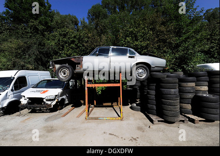 Épaves d'automobiles et pneus dans une casse, le recyclage des automobiles Banque D'Images