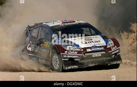 Photo : Steve Race - La Fatarella ; l'Espagne. Dimanche 27 octobre 2013. Scène 12 [spécial] de la Terra Alta 2013 WRC (World Rally Championship) RACC Rally Catalunya avec Mads OSTBERG n°4 et Jonas ANDERSSON dans leur Ford Fiesta RS WRC. Banque D'Images