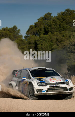 Photo : Steve Race - La Fatarella ; l'Espagne. Dimanche 27 octobre 2013. Scène 12 [spécial] de la Terra Alta 2013 WRC (World Rally Championship) RACC Rally Catalunya avec no8 de Sébastien Ogier et Julien INGRASSIA dans les VOLKSWAGEN Polo R. Banque D'Images