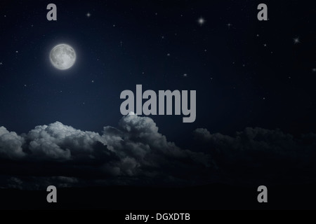 Nuit ciel étoilé et la lune. Nuit ciel nuageux. Fond d'Halloween Banque D'Images