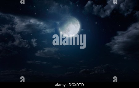 Nuit ciel étoilé et la lune. Nuit ciel nuageux. Fond d'Halloween Banque D'Images