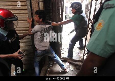 Dhaka, Bangladesh. 27 Oct, 2013. Faire une arrestation de police lors d'affrontements entre la police et les militants de l'opposition dans la ville de Dhaka. Cinq personnes ont été tuées dans des affrontements sur le premier jour de grève nationale appelée par l'opposition Parti nationaliste du Bangladesh (BNP) et c'est parti 18 alliances. La grève est à la demande du premier ministre et de cesser de faire de la place pour des sondages dans le cadre d'un gouvernement intérimaire. Credit : Monirul Alam/ZUMAPRESS.com/Alamy Live News Banque D'Images