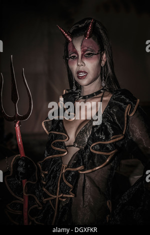Diable d'Halloween . Thaïlande transvestite costume de Devils Horns et trident harpon Banque D'Images