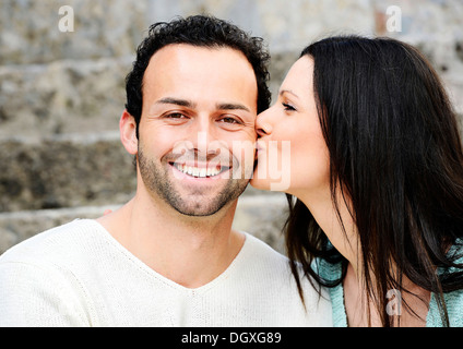 Jeune femme embrassant un jeune homme sur la joue, Autriche Banque D'Images