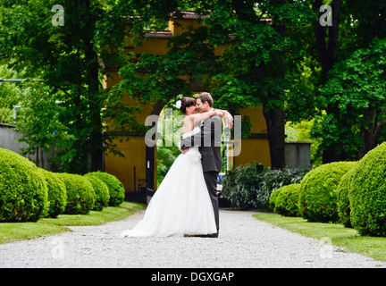 Couple de mariés dans le parc du château de Château d'Ambras, Innsbruck, Tyrol, Autriche Banque D'Images