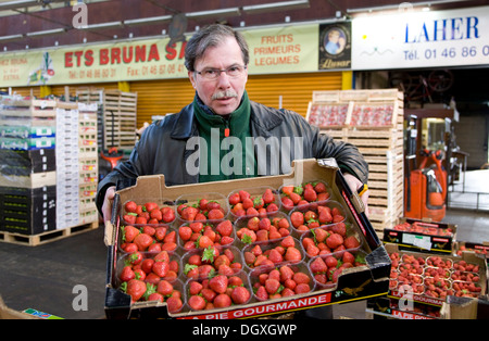 Vendeur de fraises, Pavillon des fruits et légumes, fruits et légumes du marché de gros de Rungis, près de Paris, France Banque D'Images