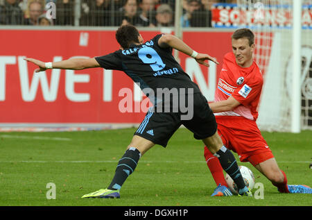 Freiburg, Allemagne. 27 Oct, 2013. Hakan Calhanoglu de Hambourg (L) rivalise pour le bal avec Fribourg Vladimir Darida (R) au cours de la Bundesliga match de foot entre Fribourg et Hambourg SV au MAGE SOLAR Stadium à Freiburg, Allemagne, 27 octobre 2013. Photo : PATRICK SEEGER (ATTENTION : En raison de la lignes directrices d'accréditation, le LDF n'autorise la publication et l'utilisation de jusqu'à 15 photos par correspondance sur internet et dans les médias en ligne pendant le match.)/dpa/Alamy Live News Banque D'Images