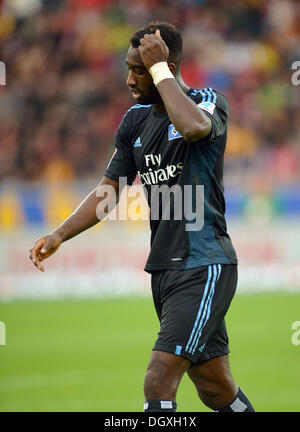 Freiburg, Allemagne. 27 Oct, 2013. Johan Djourou d'Hambourg quitte le pitch au cours de la Bundesliga match de foot entre Fribourg et Hambourg SV au MAGE SOLAR Stadium à Freiburg, Allemagne, 27 octobre 2013. Photo : PATRICK SEEGER (ATTENTION : En raison de la lignes directrices d'accréditation, le LDF n'autorise la publication et l'utilisation de jusqu'à 15 photos par correspondance sur internet et dans les médias en ligne pendant le match.)/dpa/Alamy Live News Banque D'Images