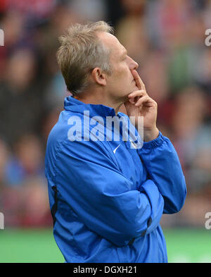 Freiburg, Allemagne. 27 Oct, 2013. L'entraîneur-chef de Fribourg Christian Streich ressemble au cours de la Bundesliga match de foot entre Fribourg et Hambourg SV au MAGE SOLAR Stadium à Freiburg, Allemagne, 27 octobre 2013. Photo : PATRICK SEEGER (ATTENTION : En raison de la lignes directrices d'accréditation, le LDF n'autorise la publication et l'utilisation de jusqu'à 15 photos par correspondance sur internet et dans les médias en ligne pendant le match.)/dpa/Alamy Live News Banque D'Images