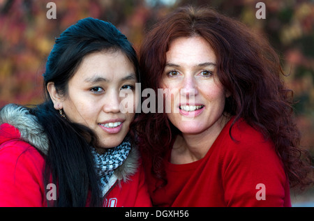 Actrice, cinéaste et auteur Maria Blumencron avec elle gooddaughter actrice, Yangzom carillon à un photocall à Munich, Bavière Banque D'Images