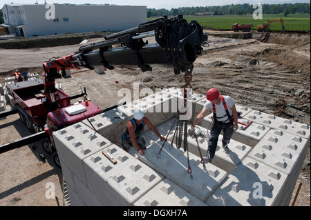 Les travailleurs de la construction de blocs d'empilage pendant un chantier test de charge, site de construction en Bavière, Fridolfing Banque D'Images