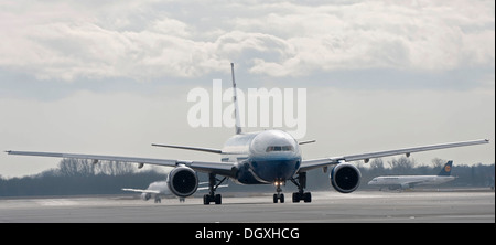 United Airlines Boeing 777-222 le roulage à l'aéroport de Munich, Bavière Banque D'Images