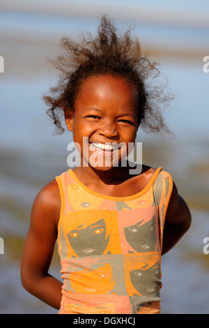 Portrait d'une jeune fille malgache, Morondava, Madagascar, Afrique Banque D'Images