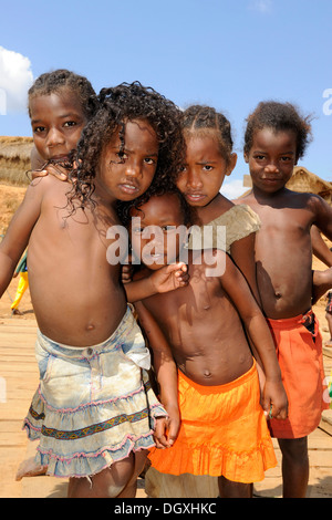 Portrait d'un groupe d'enfants malgaches, Morondava, Madagascar, Afrique Banque D'Images