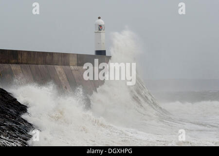 Porthcawl, Pays de Galles, Royaume-Uni. Le 27 octobre. Des vents forts à Porthcawl, Nouvelle-Galles du Sud comme une importante tempête atlantique se déplace à travers le Royaume-Uni. Le mauvais temps se poursuivra au cours de lundi avec des rafales jusqu'à 80mph. Matthieu Horwood / Alamy Live News Banque D'Images