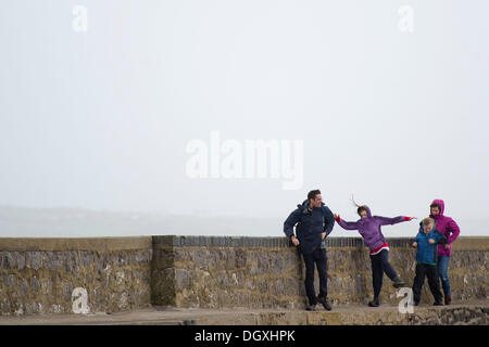 Porthcawl, Pays de Galles, Royaume-Uni. Le 27 octobre. Des vents forts à Porthcawl, Nouvelle-Galles du Sud comme une importante tempête atlantique se déplace à travers le Royaume-Uni. Le mauvais temps se poursuivra au cours de lundi avec des rafales jusqu'à 80mph. Matthieu Horwood / Alamy Live News Banque D'Images