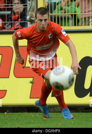 Freiburg, Allemagne. 27 Oct, 2013. Freibourg Vladimir Darida passe le ballon au cours de la Bundesliga match de foot entre Fribourg et Hambourg SV au MAGE SOLAR Stadium à Freiburg, Allemagne, 27 octobre 2013. Photo : PATRICK SEEGER (ATTENTION : En raison de la lignes directrices d'accréditation, le LDF n'autorise la publication et l'utilisation de jusqu'à 15 photos par correspondance sur internet et dans les médias en ligne pendant le match.)/dpa/Alamy Live News Banque D'Images