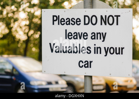 Inscrivez-vous dans un parking attention les conducteurs à ne pas laisser aucun objet de valeur dans leur voiture Banque D'Images