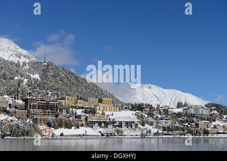 Les montagnes enneigées et Saint-moritz village, le lac Saint-Moritzersee en premier plan, canton des Grisons, Engadine, Suisse, Europe Banque D'Images