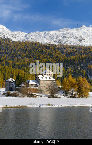 Crap da Sass, château du 19ème siècle, le lac de Silvaplana en premier plan, Saint-Moritz, Engadine, canton des Grisons, Suisse Banque D'Images