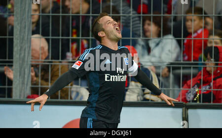 Freiburg, Allemagne. 27 Oct, 2013. Hambourg, Rafael van der Vaart fête son but de 3-0 au cours de la Bundesliga match de foot entre Fribourg et Hambourg SV au MAGE SOLAR Stadium à Freiburg, Allemagne, 27 octobre 2013. Photo : PATRICK SEEGER (ATTENTION : En raison de la lignes directrices d'accréditation, le LDF n'autorise la publication et l'utilisation de jusqu'à 15 photos par correspondance sur internet et dans les médias en ligne pendant le match.)/dpa/Alamy Live News Banque D'Images