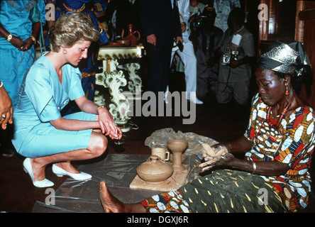Son Altesse Royale la princesse de Galles Diana discute avec des femmes de faire de l'artisanat à Lagos, Nigéria Visite Royale de mars 1990 Banque D'Images