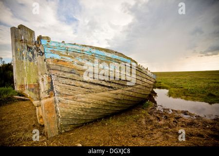 Un vieux bateau abandonné au point Blakeney Banque D'Images