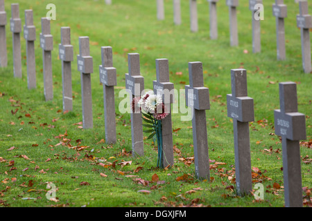 Le cimetière de guerre allemand avec des pierres tombales à Ysselsteyn aux Pays-Bas Banque D'Images