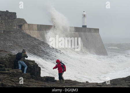 Porthcawl, Pays de Galles, Royaume-Uni. Le 27 octobre. Des vents forts à Porthcawl, Nouvelle-Galles du Sud comme une importante tempête atlantique se déplace à travers le Royaume-Uni. Le mauvais temps se poursuivra au cours de lundi avec des rafales jusqu'à 80mph. Matthieu Horwood / Alamy Live News Banque D'Images