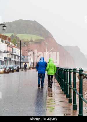 La ville de Sidmouth, Devon, UK . 27 Oct, 2013. Le temps orageux que saint Jude approches. La pluie, une mer de force de coup de vent sur le bord de la pâte les marcheurs Sidmouth comme la tempête approche. Credit : Lightworks Media/Alamy Live News Banque D'Images