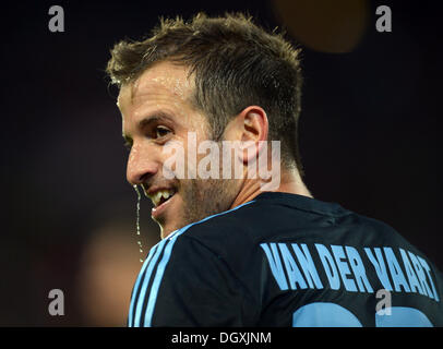 Freiburg, Allemagne. 27 Oct, 2013. Hambourg, Rafael van der Vaart fête son but de 3-0 au cours de la Bundesliga match de foot entre Fribourg et Hambourg SV au MAGE SOLAR Stadium à Freiburg, Allemagne, 27 octobre 2013. Photo : PATRICK SEEGER (ATTENTION : En raison de la lignes directrices d'accréditation, le LDF n'autorise la publication et l'utilisation de jusqu'à 15 photos par correspondance sur internet et dans les médias en ligne pendant le match.)/dpa/Alamy Live News Banque D'Images