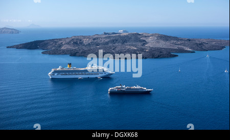 L'île volcanique et les navires de croisière, Santorini, Grèce Banque D'Images