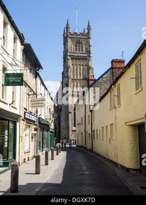 Vue vers St John Baptist Church dans la ville de Cirencester, Gloucestershire en Angleterre Banque D'Images
