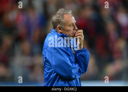 Freiburg, Allemagne. 27 Oct, 2013. L'entraîneur-chef de Fribourg Christian Streich réagit au cours de la Bundesliga match de foot entre Fribourg et Hambourg SV au MAGE SOLAR Stadium à Freiburg, Allemagne, 27 octobre 2013. Photo : PATRICK SEEGER (ATTENTION : En raison de la lignes directrices d'accréditation, le LDF n'autorise la publication et l'utilisation de jusqu'à 15 photos par correspondance sur internet et dans les médias en ligne pendant le match.)/dpa/Alamy Live News Banque D'Images