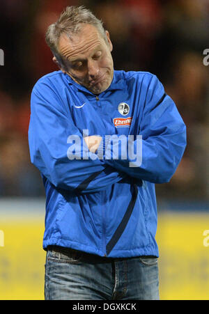 Freiburg, Allemagne. 27 Oct, 2013. L'entraîneur-chef de Fribourg Christian Streich réagit au cours de la Bundesliga match de foot entre Fribourg et Hambourg SV au MAGE SOLAR Stadium à Freiburg, Allemagne, 27 octobre 2013. Photo : PATRICK SEEGER (ATTENTION : En raison de la lignes directrices d'accréditation, le LDF n'autorise la publication et l'utilisation de jusqu'à 15 photos par correspondance sur internet et dans les médias en ligne pendant le match.)/dpa/Alamy Live News Banque D'Images