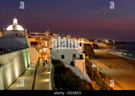 Le Portugal, l'Algarve, Albufeira au crépuscule Banque D'Images