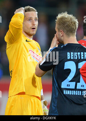 Freiburg, Allemagne. 27 Oct, 2013. Le gardien de Fribourg Oliver Baumann (L) et Hambourg Maximilian Beister (R) après la Bundesliga match de foot entre Fribourg et Hambourg SV au MAGE SOLAR Stadium à Freiburg, Allemagne, 27 octobre 2013. Photo : PATRICK SEEGER (ATTENTION : En raison de la lignes directrices d'accréditation, le LDF n'autorise la publication et l'utilisation de jusqu'à 15 photos par correspondance sur internet et dans les médias en ligne pendant le match.)/dpa/Alamy Live News Banque D'Images