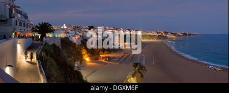 Le Portugal, l'Algarve, Albufeira au crépuscule Banque D'Images