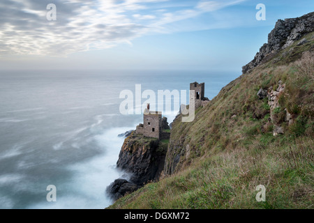 Les couronnes à Botallack près de Lands End en Cornouailles, ruines emblématique de l'industrie minière de l'étain de Cornouailles et maintenant un monde Banque D'Images