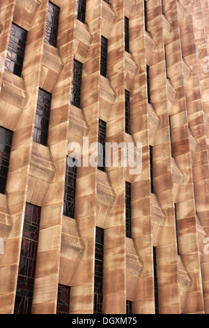 L'extérieur windows sur la cathédrale de Coventry Banque D'Images