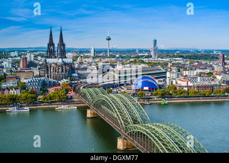 Cologne, Allemagne vue aérienne sur le Rhin. Banque D'Images
