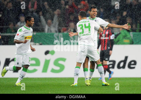 Moenchengladbach, Allemagne. 27 Oct, 2013. Gladbach's Raffael (L-R), Granit Xhaka scorer et célébrer le Juan Arango 1-0 but durant le match de football Bundesliga allemande entre Borussia Moenchengladbach et l'Eintracht Francfort au Borussia Moenchengladbach en Parc, Allemagne, 27 octobre 2013. Photo : MARIUS BECKER/dpa/Alamy Live News Banque D'Images