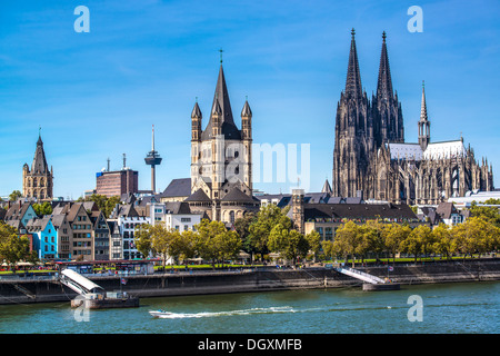 Cologne, Allemagne vue aérienne sur le Rhin. Banque D'Images