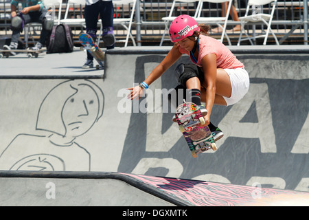 Skateboarder féminin dans l'air Banque D'Images
